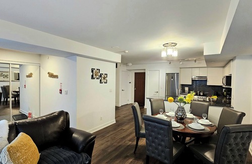 Lawrence Heights Apartment | Modern Yorkdale Condo 2BR/Den -Yorkdale Mall Vibrant Toronto