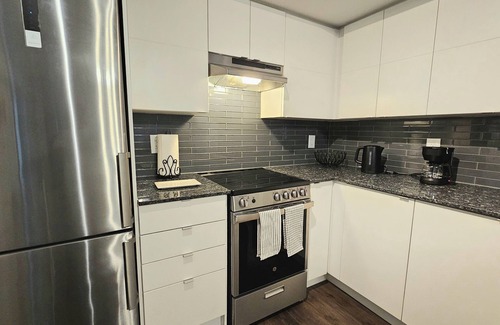 Lawrence Heights Apartment | Modern Yorkdale Condo 2BR/Den -Yorkdale Mall Vibrant Toronto