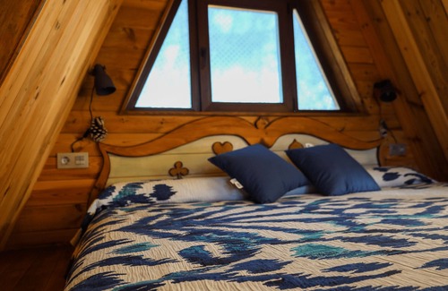 Prades Cabin | Moderna Casa en el Árbol Triangular