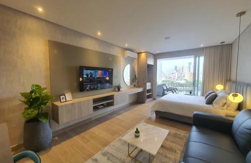 El Laguito Apartment | Moderna suite con balcón y vista al lago y al mar