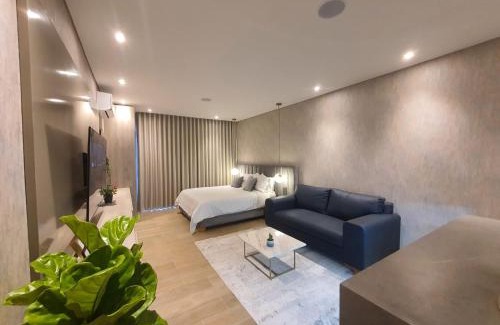 El Laguito Apartment | Moderna suite con balcón y vista al lago y al mar