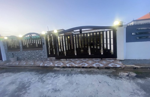 Prado Oriental House | Moderna y Lujosa Casa Completa a 15 Minutos de el air Port