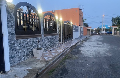 Prado Oriental House | Moderna y Lujosa Casa Completa a 15 Minutos de el air Port
