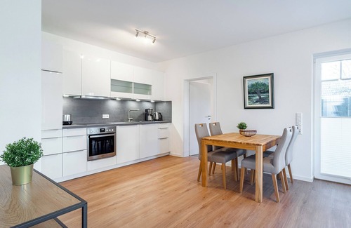 Greetsiel Apartment | Moderne Erdgeschosswohnung am Hafen: Lichtdurchflutetes Wohnen mit Komfort