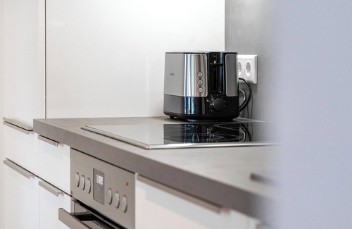 Greetsiel Apartment | Moderne Erdgeschosswohnung am Hafen: Lichtdurchflutetes Wohnen mit Komfort