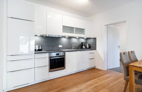Greetsiel Apartment | Moderne Erdgeschosswohnung am Hafen: Lichtdurchflutetes Wohnen mit Komfort