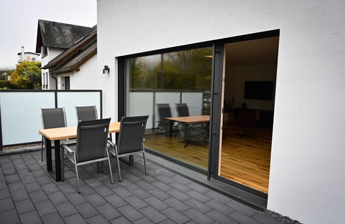 Wolf Apartment | Moderne Ferienwohnung mit Terrasse für Freunde und Familie bis zu 5 Personen