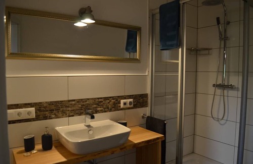 Neuloipfering Apartment | Moderne, voll ausgestattete Ferienwohnung in unmittelbarer Nähe zu Pullman City