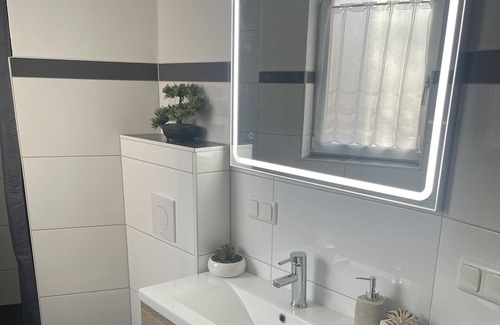 Geisenheim Apartment | Modernes Apartment mit Whirlpool Gartensauna