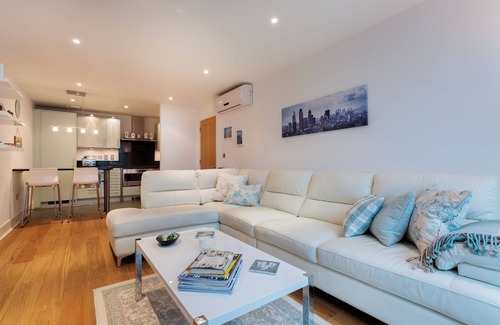Vauxhall Apartment | Modernist Wharf, by Veeve