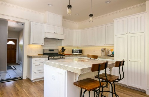 Paso Robles House | Modernized turn of the century Craftsman NO CLEANING FEES, Uptown District