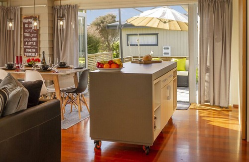 Matarangi Cottage | Modpod on The Tee - Matarangi Holiday Home