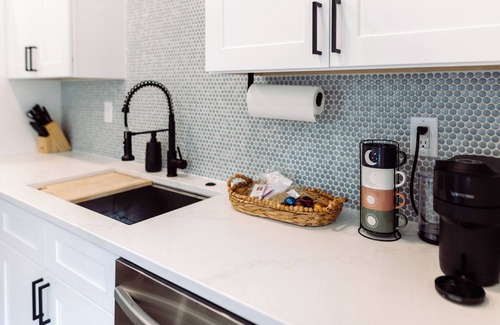 Charlotte House | ModTrio 3-bedroom w/Ensuites in Charlotte mins from Airport & Uptown