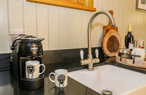 Llanbedr Cottage | MOELFRE - SHEPHERDS HUT, romantic, with hot tub in Llanbedr