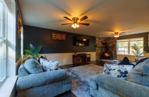 Albrightsville Villa | Mohawk-Kudil in Poconos ! Private Pool-Hot Tub-Lake Access-Game Room