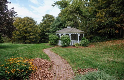 Cornwall House | Mohawk Mountain Retreat: 5 Mins to Skiing