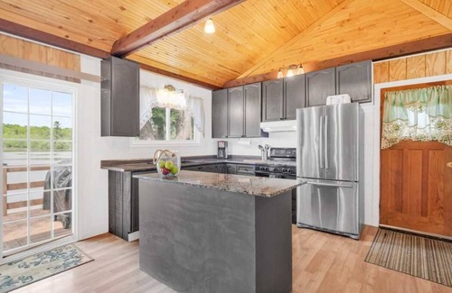 Centre Hastings Cottage | Moira Lakeside Cottage