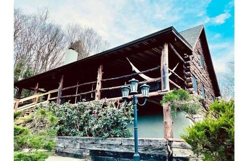 Newfoundland Cabin | Moira's Spacious Log Cabin Retreat: Hot Tub, Fire Pits, Near Lakes & Mountains