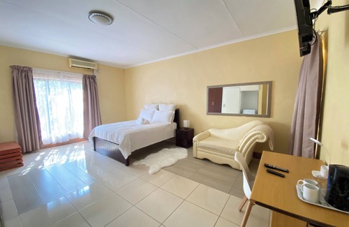 Gaborone Bed & Breakfast | Mokolodi Hide out