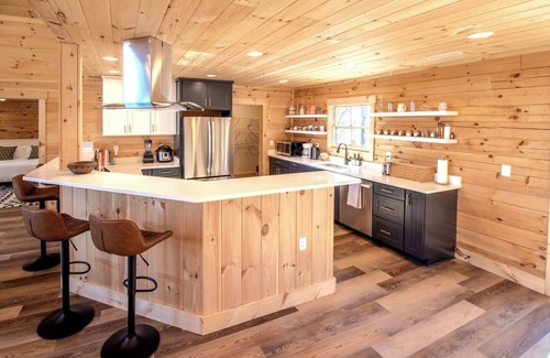 Old Fort Cabin | Moksha Retreat - A-Frame|Mtn Views|Hot Tub|King Ensuites