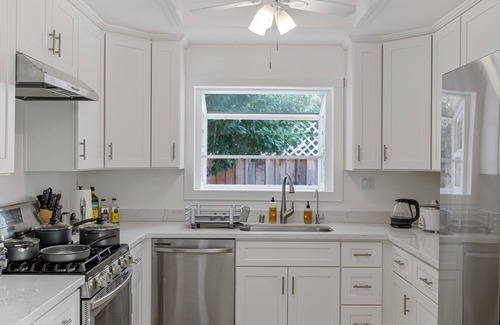 Cambrian House | Molivu Homes 3BR | NewRemodel | PetFriendly | Yard