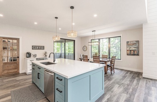 Utterson Cottage | Molly's Vineyard - 4 Season Muskoka Cottage on Three Mile Lake