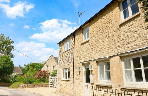 Burford Cottage | MOLLYS COTTAGE, pet friendly, character holiday cottage in Burford
