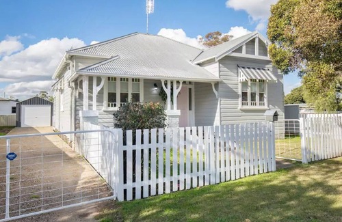 Cessnock House | moments to Wineries with Tesla Charger