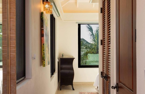 Fish Bay House | Monarch Cottage Waterfront Fish Bay, Pebble shoreline, A/C, Generator