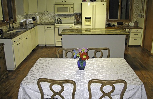 Emigrant House | Monarch Garden Inn Penthouse Apt 180° Mnt View, AC, Wi-Fi, Jacuzzi, Yellowstone