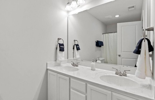 Taylors House | Monarch Meadow - 15 min to Downtown Greenville!