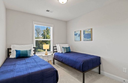 Taylors House | Monarch Meadow - 15 min to Downtown Greenville!