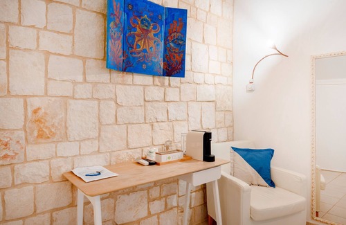 Conversano Apartment | Monet Room with Wi-Fi and Air Conditioning