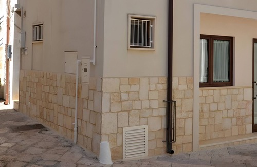 Conversano Apartment | Monet Room with Wi-Fi and Air Conditioning