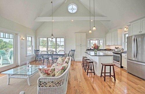 Branford Cottage | Money Island Home w/Deck, Kayak & Paddleboards!