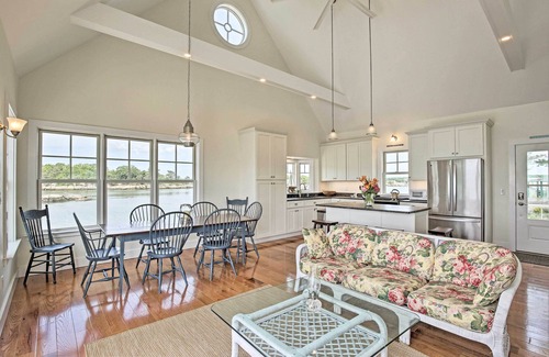 Branford Cottage | Money Island Home w/Deck, Kayak & Paddleboards!