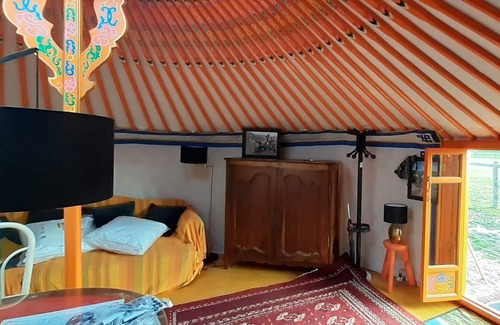 Vernoil-le-Fourrier Cabin | mongolian yurt