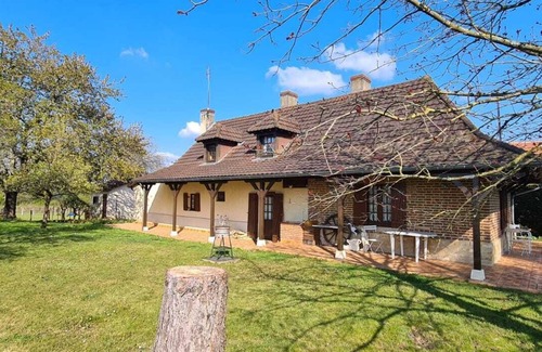 La Chapelle-Naude House | Moni's Cottage, vacation home in the middle of nature