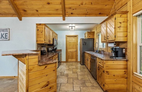 Afton House | Monkey Island Lodge - 4B/2BA Log Cabin - Lake View