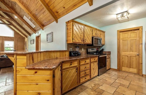 Afton House | Monkey Island Lodge - 4B/2BA Log Cabin - Lake View