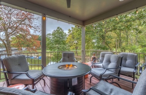 Afton House | #MonkeyIslandHideaway - Stylish lake front home on Grand Lake, OK with Hot Tub!