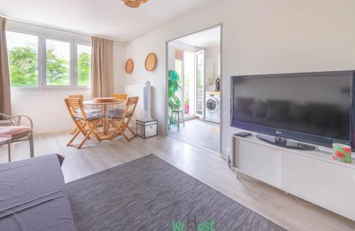 Guyancourt Apartment | Monnet - Versailles - CI - Relaxing getaway 30 minutes from Paris for 4 people