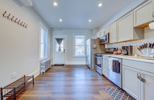 Stroudsburg House | Monroe20 · BrickStone Lodge-Modern King Suite near Main St-B