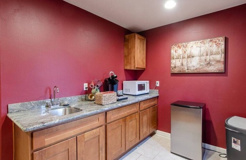 Eastside Apartment | Monster Jam/RV Shows/Dome/Concerts/Comedy/Museums