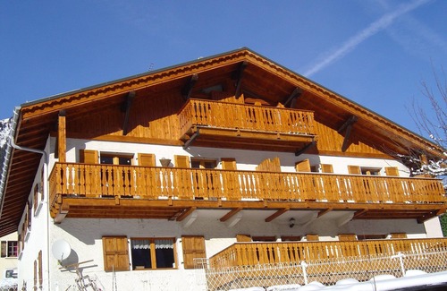 Chamonix City Centre Apartment | Mont-Blanc view apartment at the start of ski lifts and hiking trails.