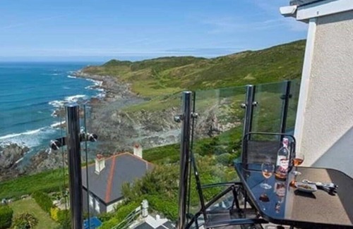 Mortehoe Apartment | Montagu Steps 3 bedroom apartment with sea views