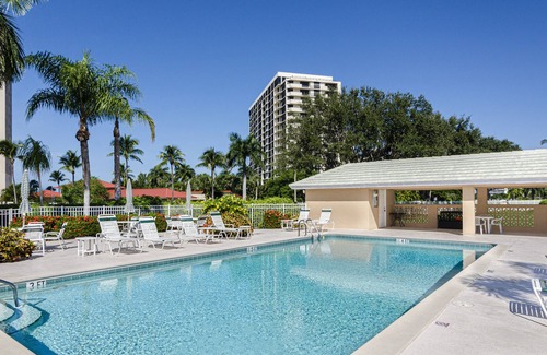 Vanderbilt Beach Condo | MONTE CARLO CLUB - Modern Vanderbilt Beach Condo with Bay Views