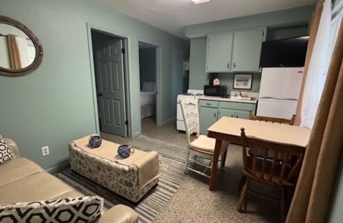 Biltmore Beach Hotel | Monterey Motel - Beach Cottage 7 at Beach Access 8. Large Pool. Newly Remodeled.