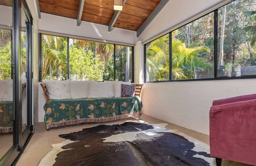 Elizabeth Beach House | Montezuma - flat walk to Elizabeth Beach + Air Con