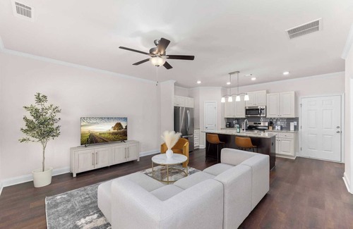 Lilburn House | Month2Month｜Lush Yard｜Garage Access｜Pet-Friendly｜Spacious 3B｜Flex-Lease #42000